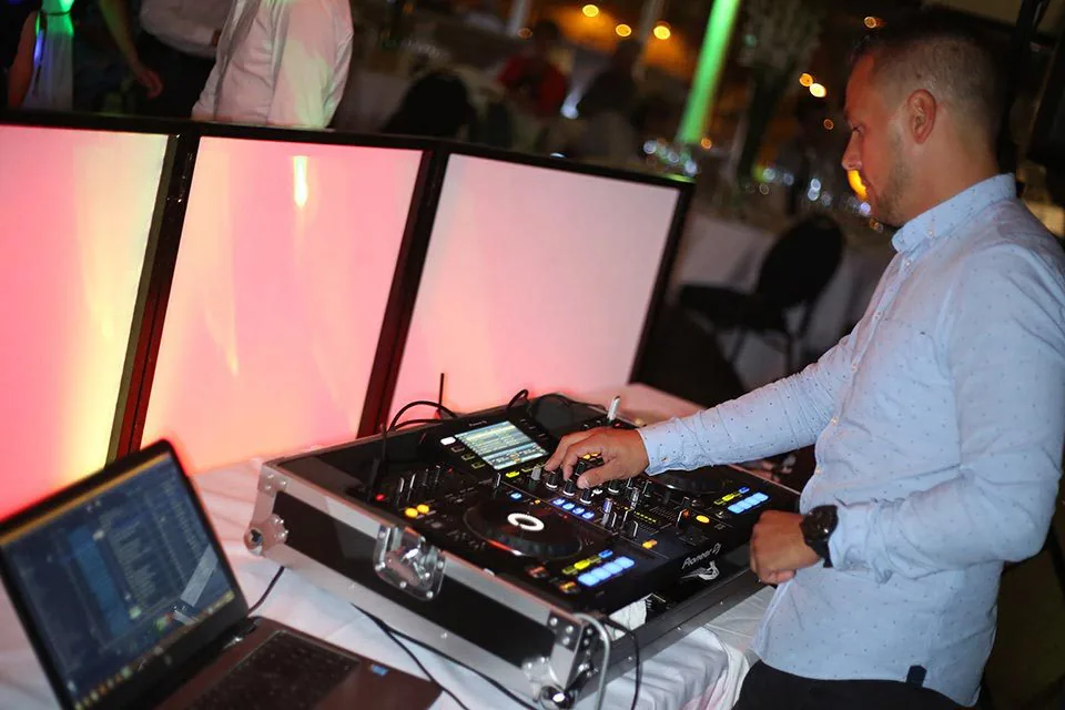 Mains du DJ sur les platines pendant une soirée de mariage, réseau ADJM à Marseille