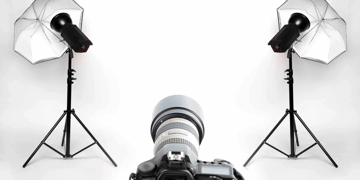 Le studio photo AlloPhotoMarseille : flashs, parapluies et appareil reflex