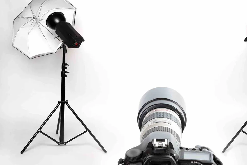 Appareil photo reflex et flashs de studio vus en contre-plongée