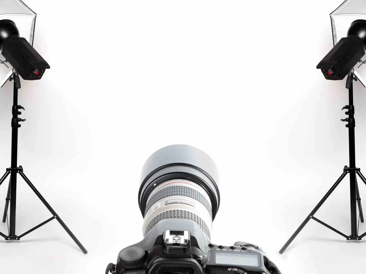 Appareil photo reflex et flashs de studio, vus en contre-plongée, au studio AlloPhotoMarseille à Marseille