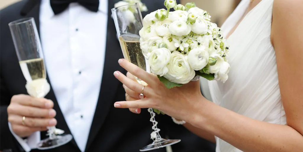 Flûtes de champagne et bouquet de mariée en gros plan lors d’un vin d’honneur à Marseille