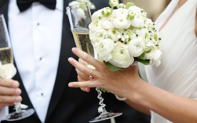 Flûtes de champagne et bouquet de mariée en gros plan lors d’un vin d’honneur à Marseille
