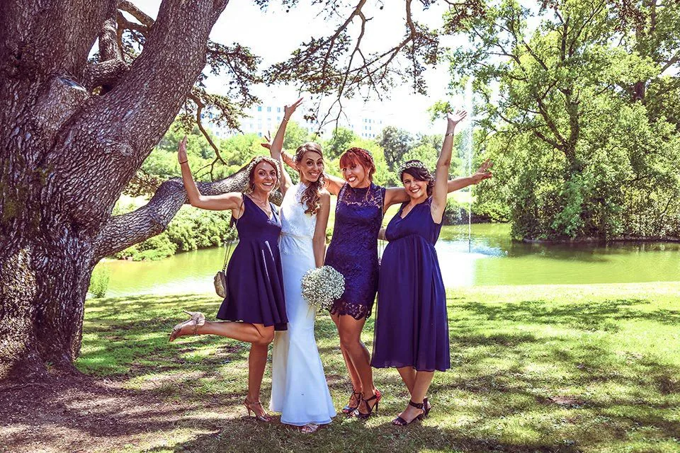 Mariée et ses amies en robes bleues sous un grand arbre du parc Borély, à Marseille