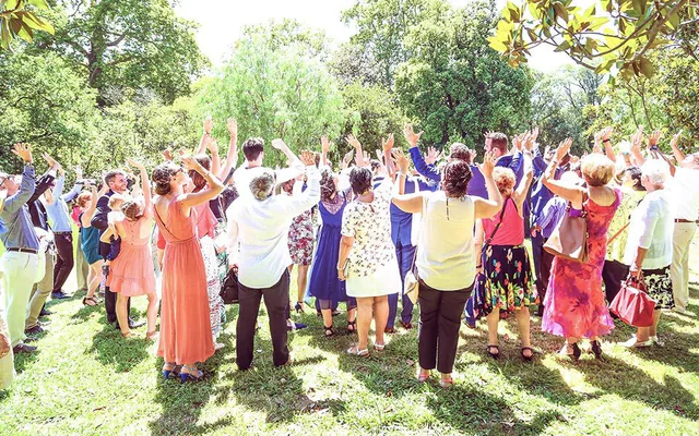Invités bras levés dans un parc pendant un vin d’honneur de mariage à Marseille