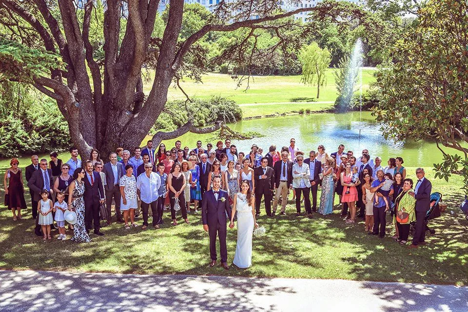 Photo de groupe de tous les invités d’un mariage dans un parc de Marseille