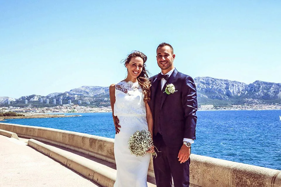 Couple de mariés sur la Corniche à Marseille, la mer et les îles en arrière-plan