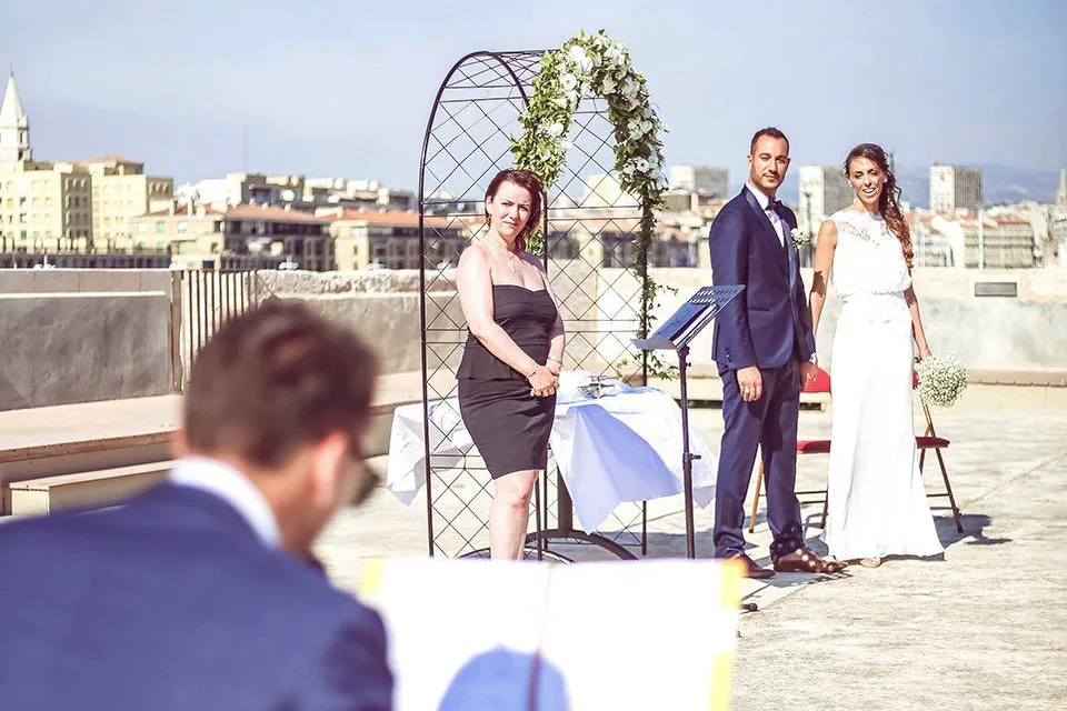 Pianiste jouant lors d’une cérémonie en plein air, la ville de Marseille en arrière-plan