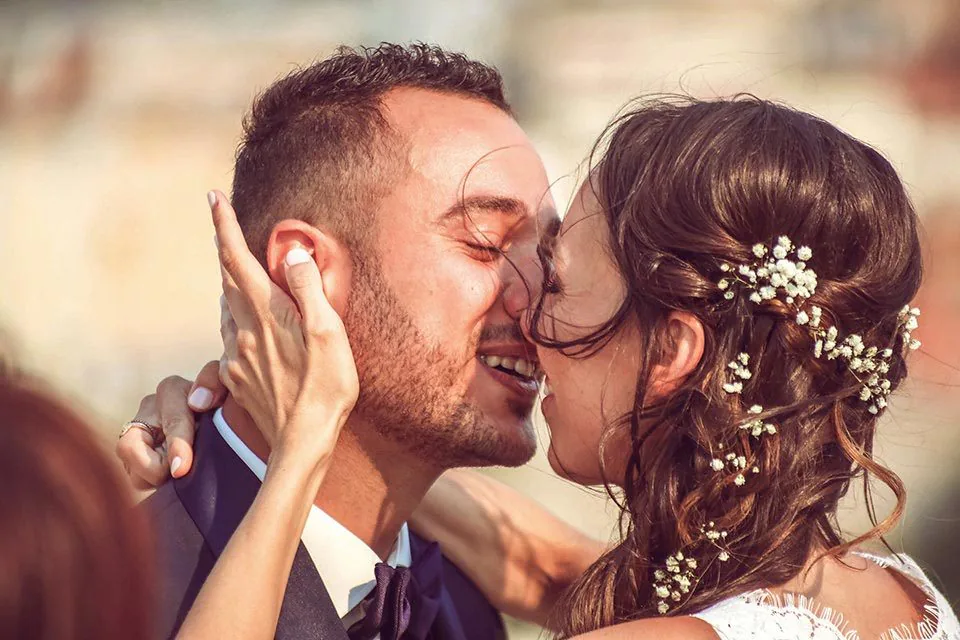 Baiser des mariés en gros plan, mariage à Marseille