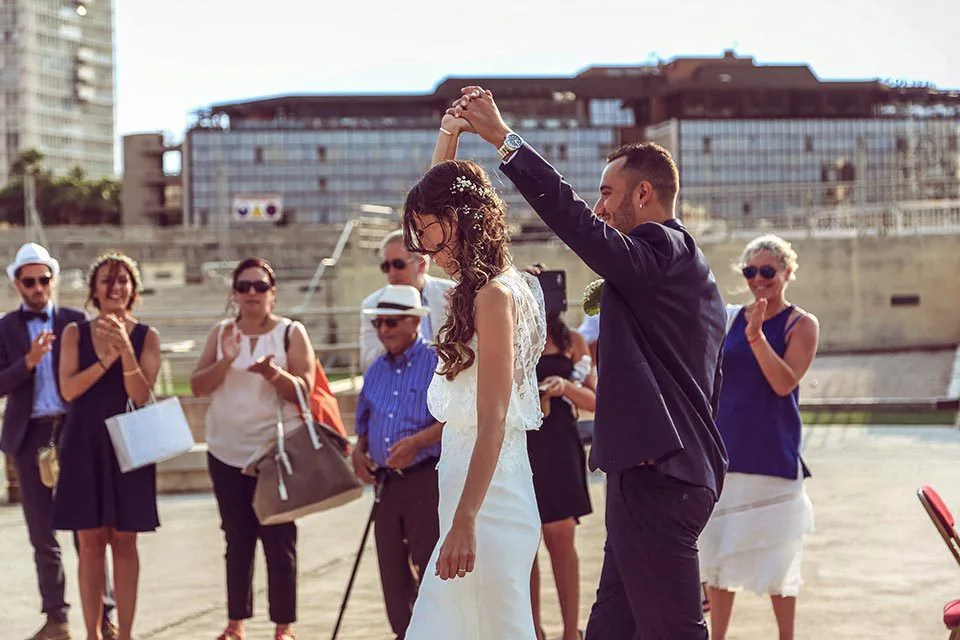 Mariés entourés de leurs invités devant le fort Saint-Jean à Marseille, cérémonie en plein air