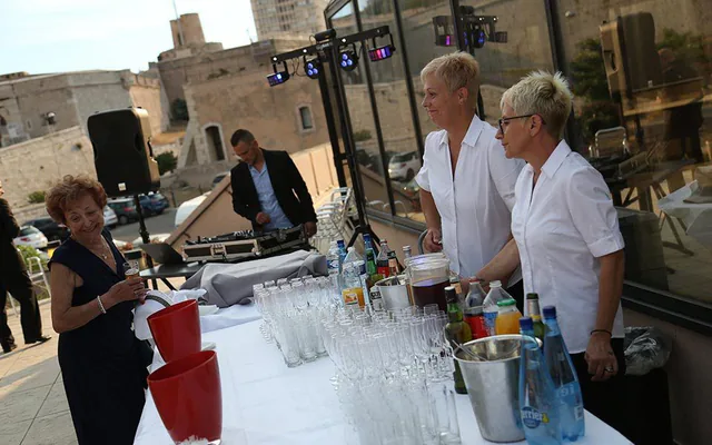 Bar à cocktails d’une réception à Marseille, verres alignés et barmans en tenue blanche