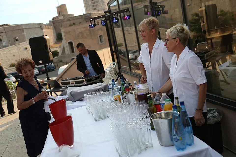 Bar à cocktails d’une réception à Marseille, verres alignés et barmans en tenue blanche