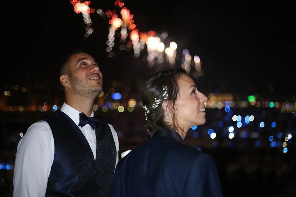 Mariés de nuit sous un feu d’artifice, soirée de mariage à Marseille