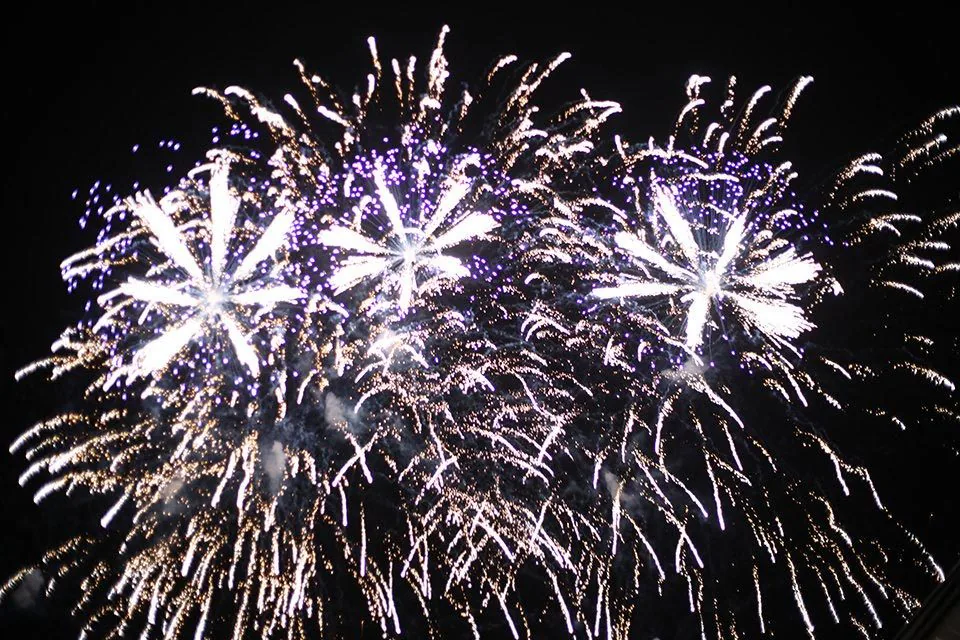 Feu d’artifice dans le ciel nocturne lors d’une soirée de mariage