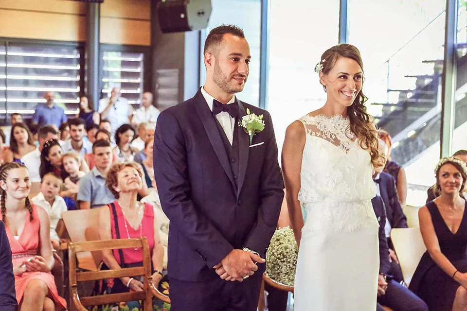 Mariés debout devant les invités dans la salle de la mairie, mariage à Marseille