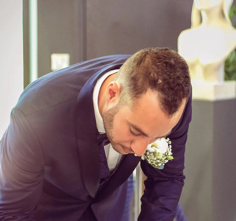 Marié qui signe le registre pendant la cérémonie civile, mariage à Marseille