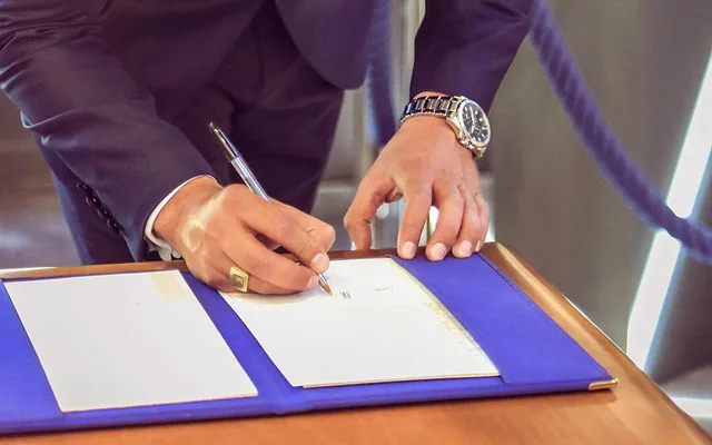 Marié qui signe le registre pendant la cérémonie civile, mariage à Marseille