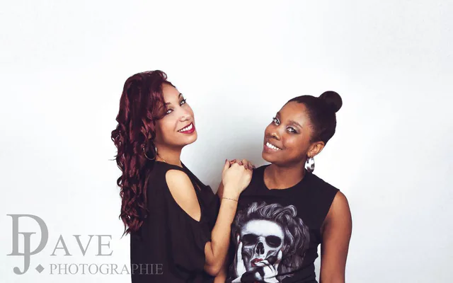 Deux amies photographiées en pied sur fond blanc au studio de Marseille