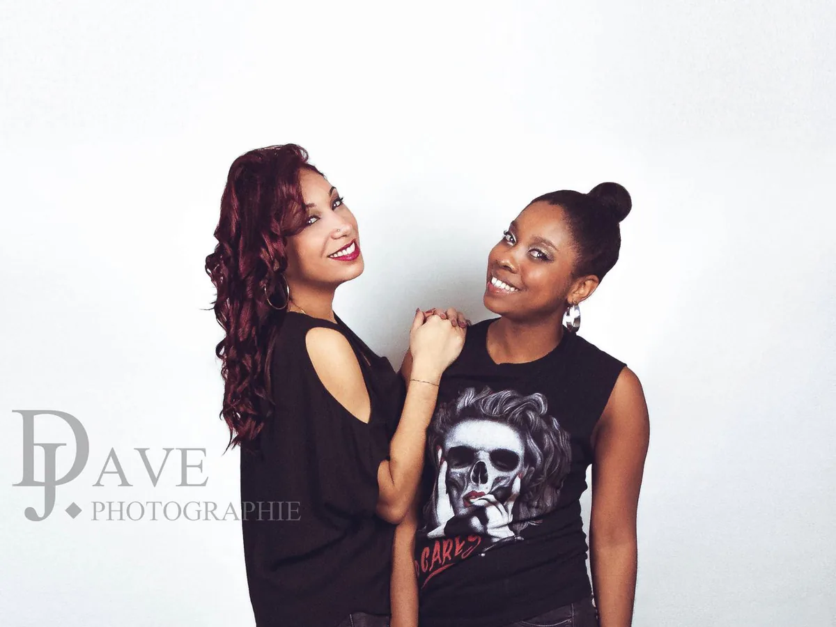 Deux amies photographiées en pied sur fond blanc au studio de Marseille