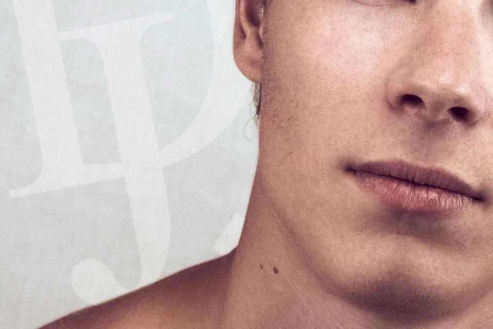 Très gros plan sur le visage d’un homme, texture de peau naturelle, portrait de studio à Marseille