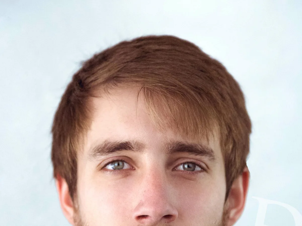 Portrait d’un homme à la barbe rousse sur fond gris, réalisé au studio à Marseille