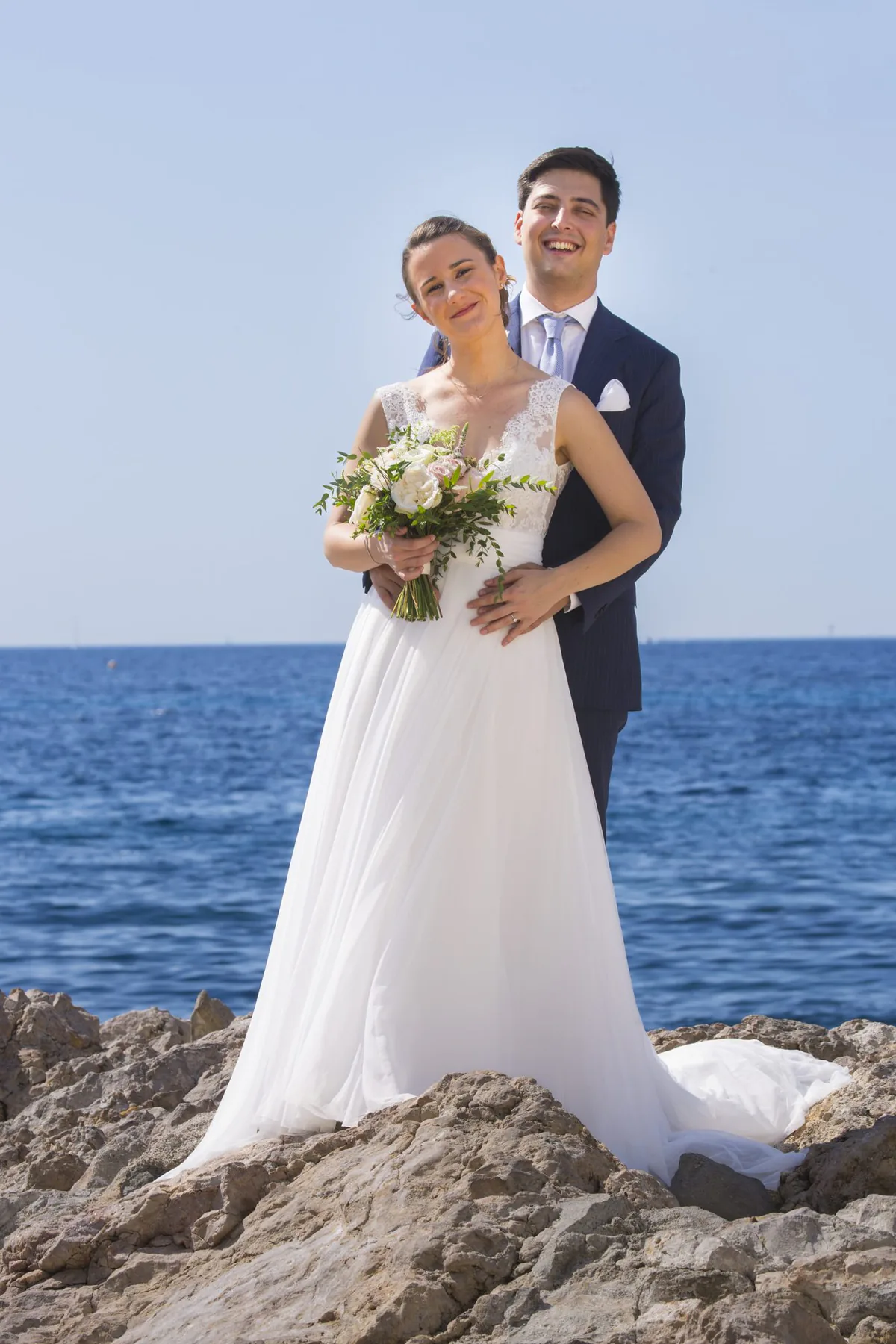 Couple de mariés sur les rochers des Calanques de Marseille