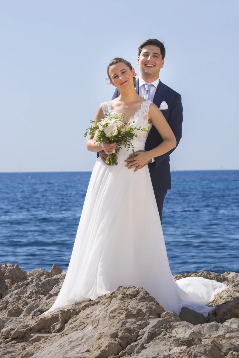 Couple de mariés sur les rochers face à la mer, Calanques de Marseille