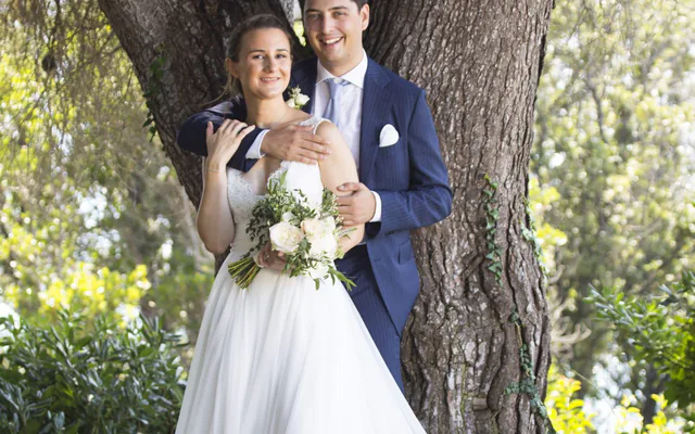 Couple de mariés sous un grand arbre lors de la séance couple au parc, à Marseille