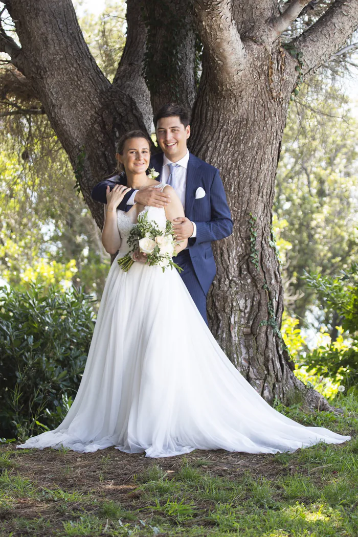 Couple de mariés sous les arbres, reportage AlloPhotoMarseille à Marseille