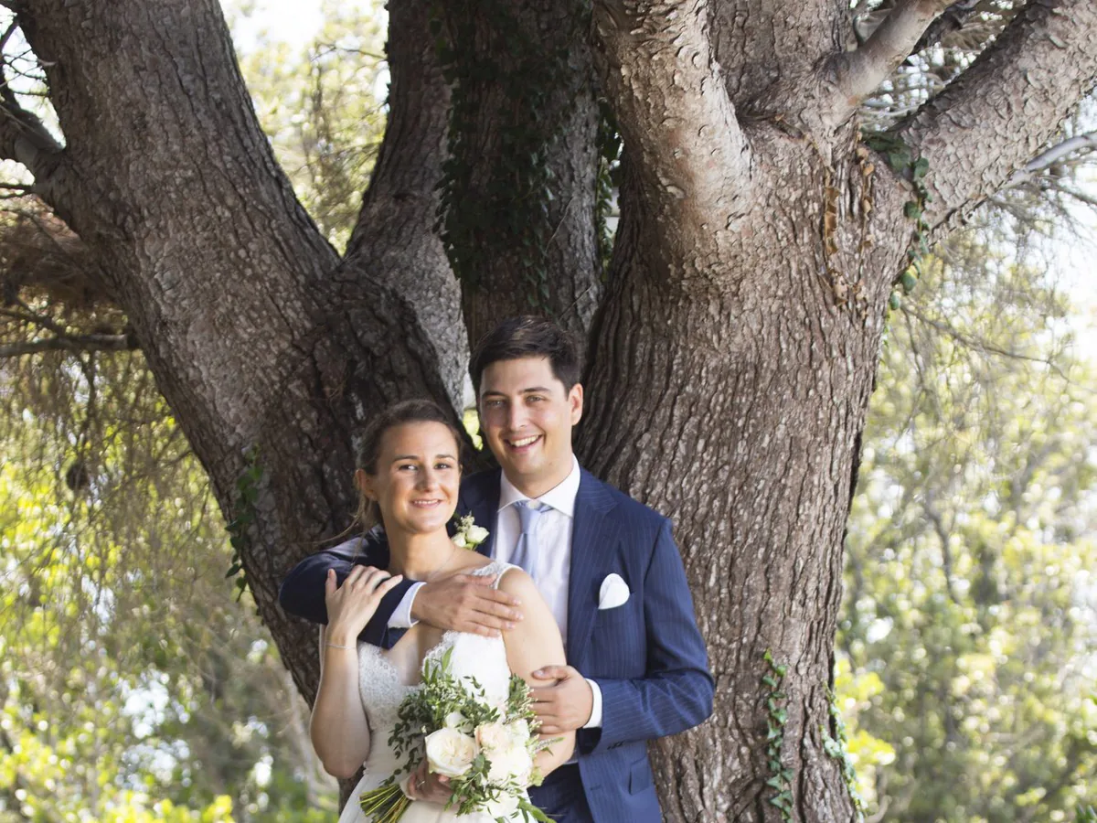 Couple de mariés sous un grand arbre lors de la séance couple au parc, à Marseille