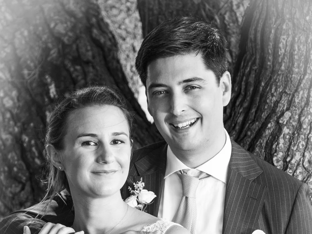 Couple de mariés souriants en noir et blanc, gros plan, mariage à Marseille