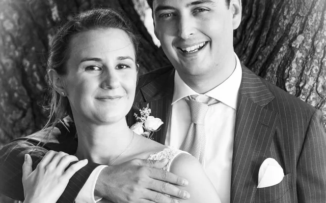 Couple de mariés souriants en noir et blanc, gros plan, mariage à Marseille
