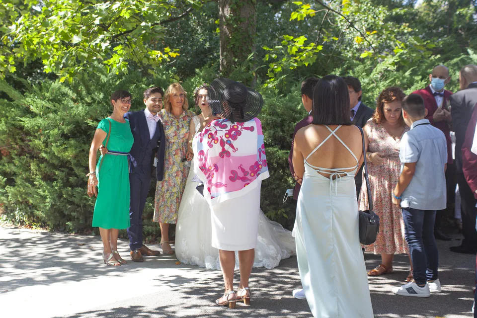 Invitées qui discutent pendant le vin d’honneur dans un jardin, mariage en Provence