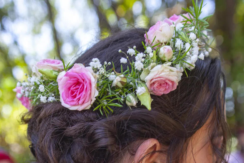 Chignon et couronne de roses d’une mariée pendant les préparatifs, mariage à Marseille
