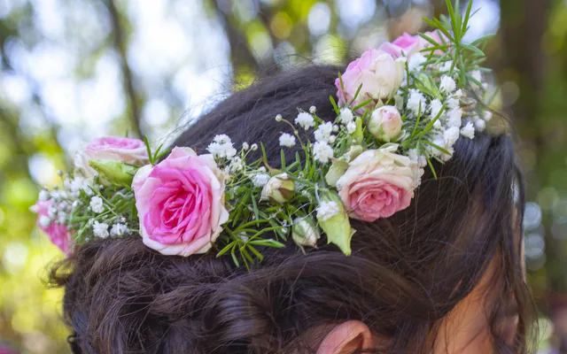 Chignon et couronne de roses d’une mariée, gros plan pendant les préparatifs à Marseille