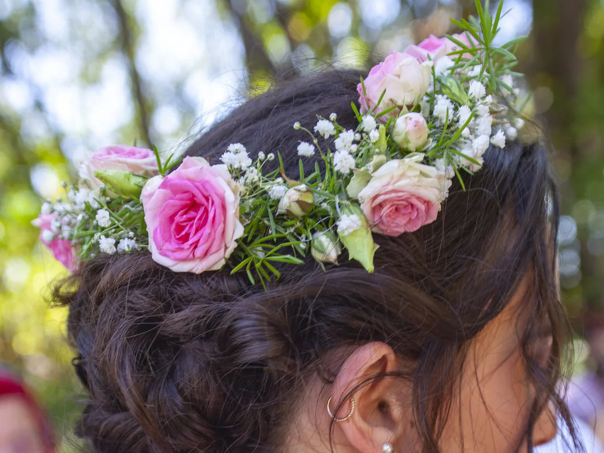 Chignon et couronne de roses d’une mariée, gros plan pendant les préparatifs à Marseille