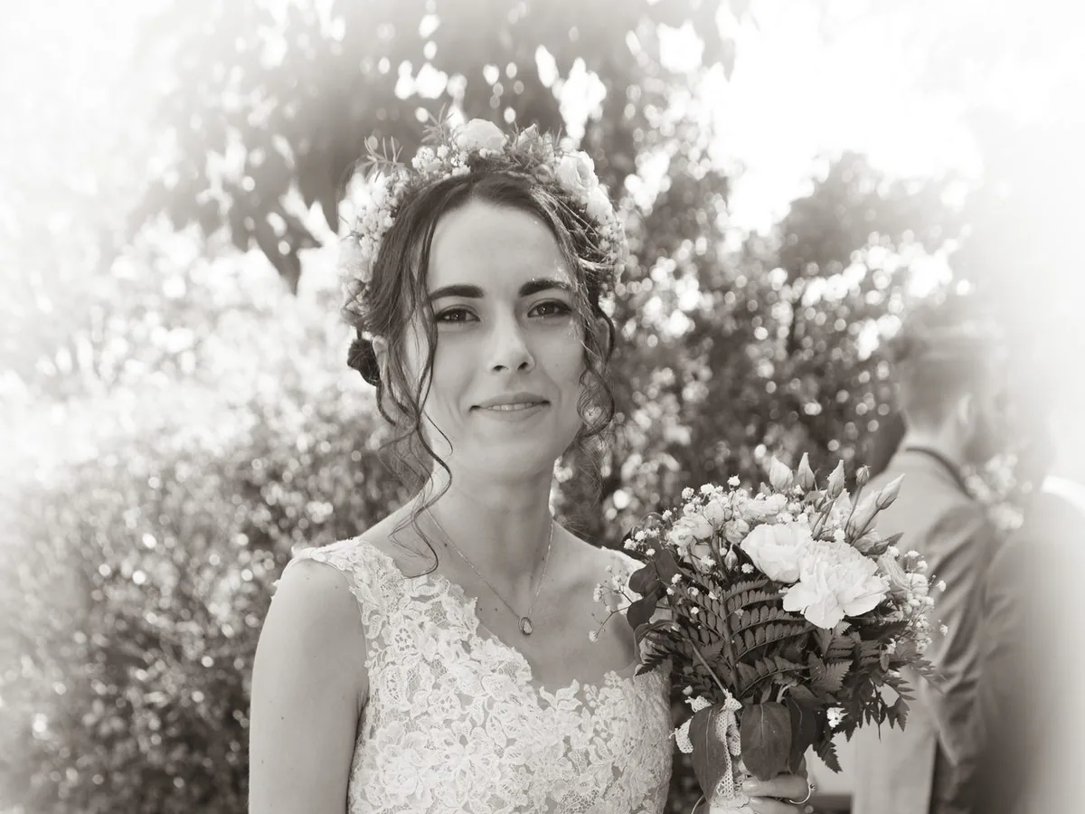 Mariée en noir et blanc dans une lumière de contre-jour vaporeuse, lors d’un mariage à Marseille