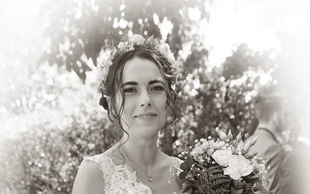 Mariée en noir et blanc dans une lumière de contre-jour vaporeuse, lors d’un mariage à Marseille