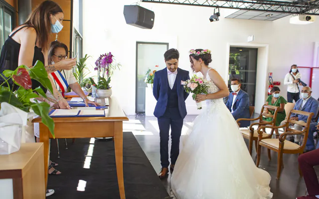 Entrée des mariés dans la salle de la mairie, mariage civil à Marseille