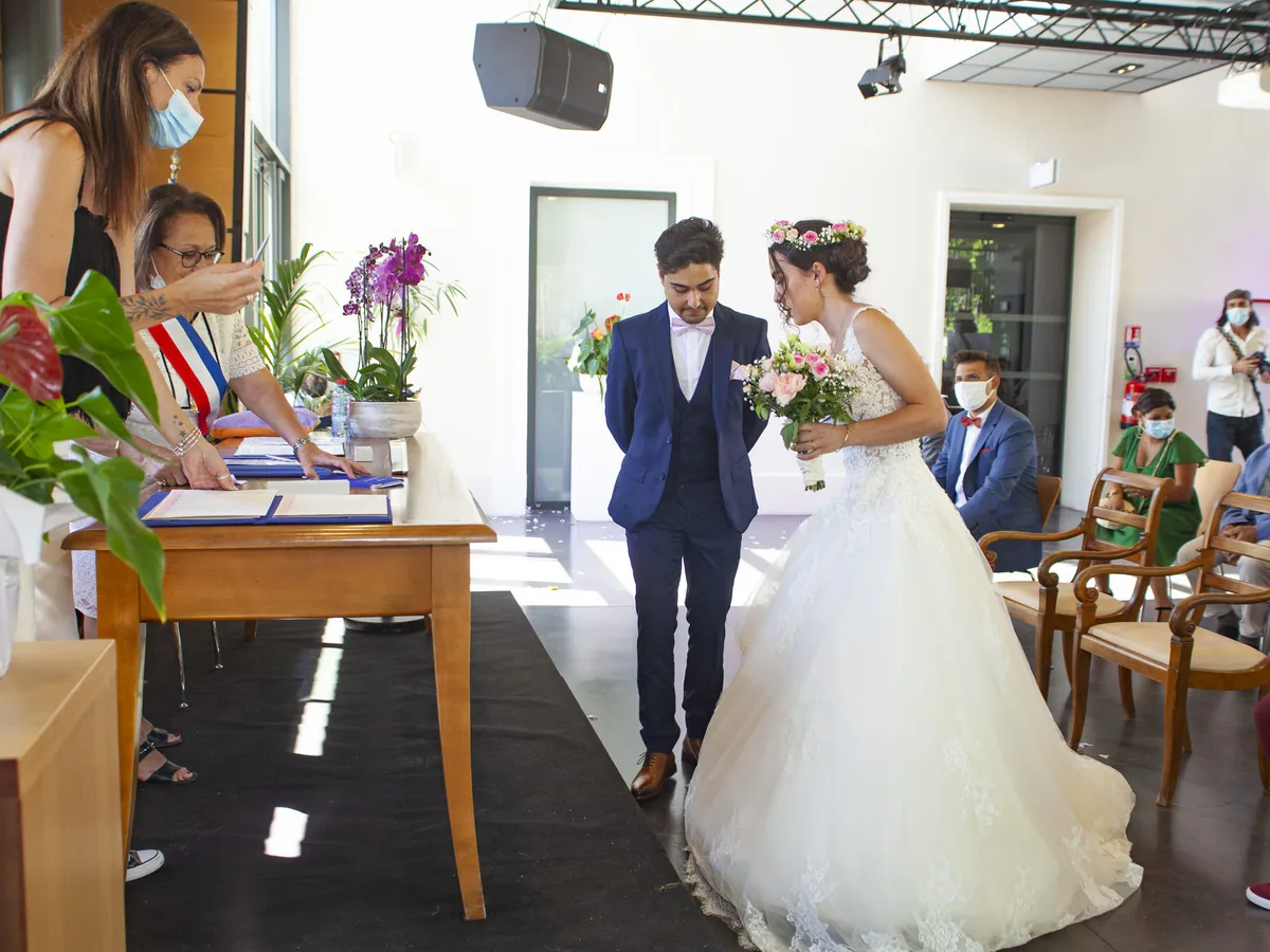 Entrée des mariés dans la salle de la mairie, mariage civil à Marseille