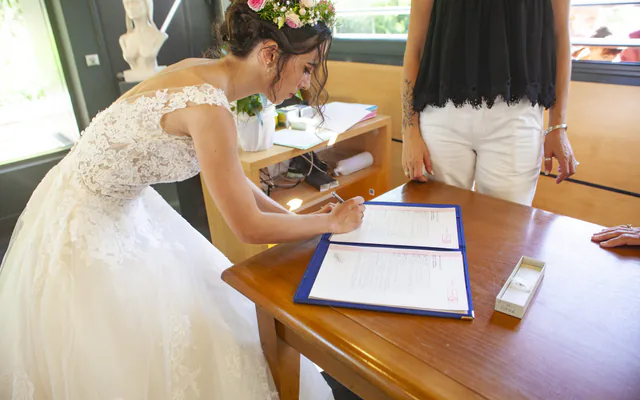 Mariée qui signe le registre à la mairie, lors d’un mariage à Marseille