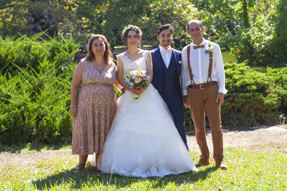 Photo de groupe de la famille des mariés dans un parc de Marseille en plein soleil