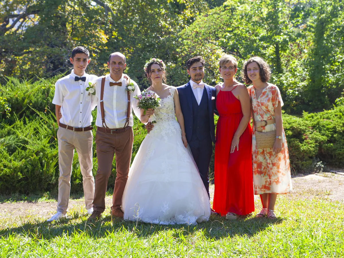 Photo de groupe de la famille des mariés dans un parc ensoleillé, lors d’un mariage à Marseille
