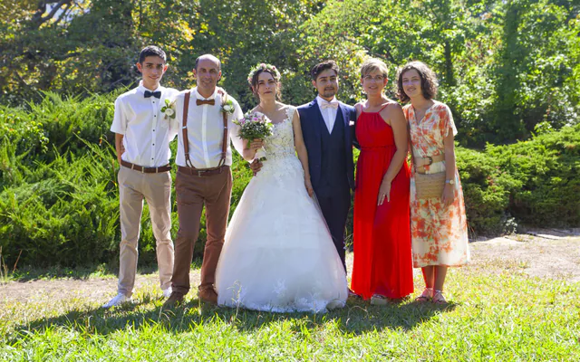 Photo de groupe de la famille des mariés dans un parc ensoleillé, lors d’un mariage à Marseille