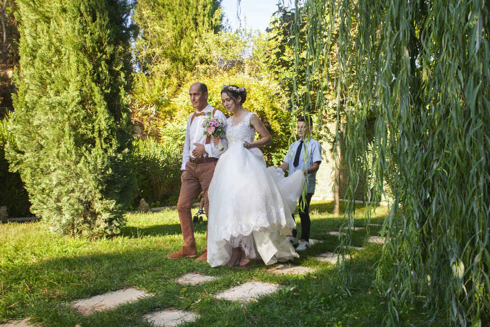 Famille avec enfants réunie dans un jardin sous un saule, lors d’un mariage près de Marseille