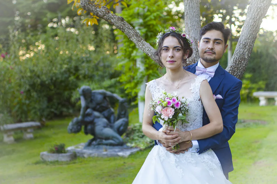Couple de mariés sous un arbre dans un jardin, photographié à Marseille